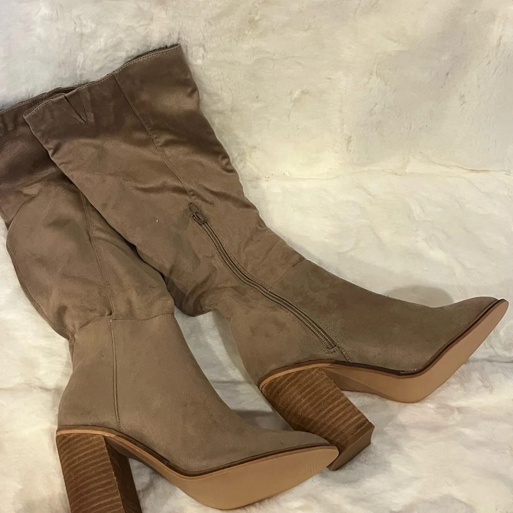 NIB VICI x Cuccio Saint Slouch Boots in Taupe